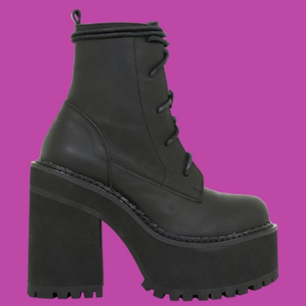 UNIF Choke boot never worn without box size 6